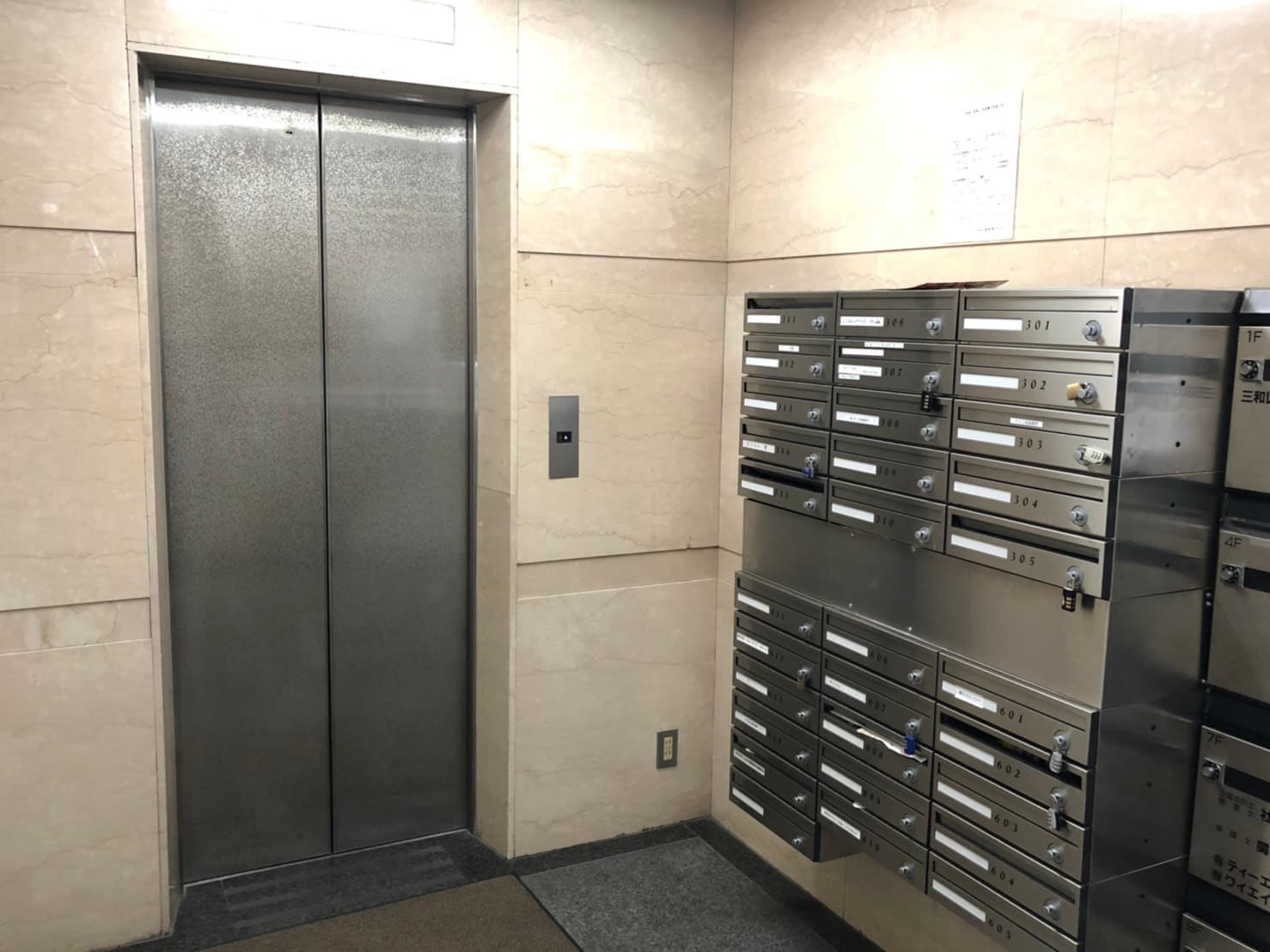 外観_建物の入り口付近に、各個室専用の郵便受けがあります。