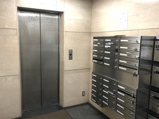 外観_建物の入り口付近に、各個室専用の郵便受けがあります。