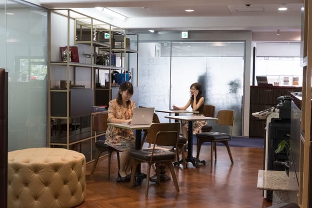 コワーキングスペース_モダンな内装のコワーキングスペースで業種を越えた交流が期待できます