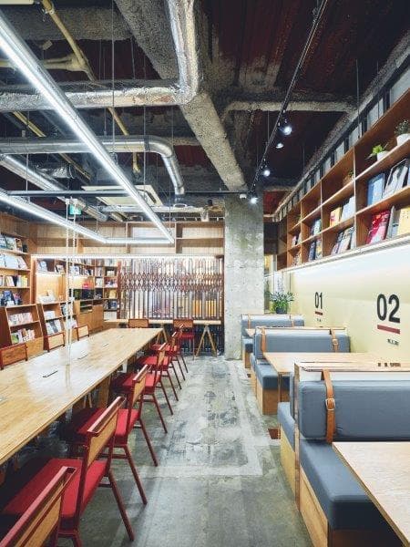 ワークスペース_宿泊者とシェアオフィスメンバーはもちろん、一般の方も仕事・打ち合わせ場所としてご使用いただけます。