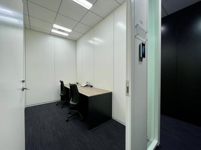 個室_2名用個室。オフィス家具付き、内装工事不要で入居後すぐに利用可能です。
