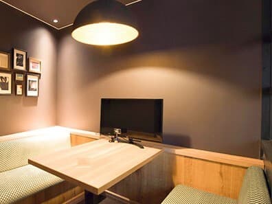 共用部_BOX席。打合せや面談などに利用できる予約制のBOX席です。※画像はイメージです。©BasisPoint