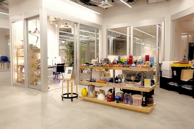 共用部_ショップエリア。什器レンタル代のみで出店することが可能です。