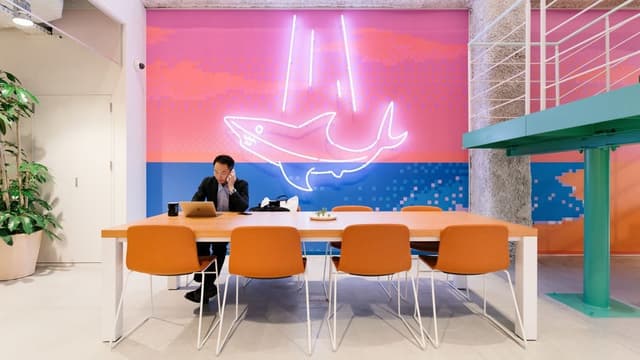 ホットデスクエリア_デスクスペースは業務に必要な設備が整っています©WeWork