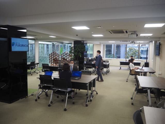 個室_備え付けの家具が利用でき、事業のスタートや業務の再開が迅速に行えます。