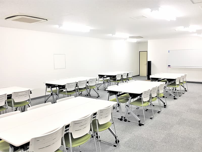 個室_デスクやチェアの無料貸し出しを行っております。ご希望の方はお気軽にお申し付けください。