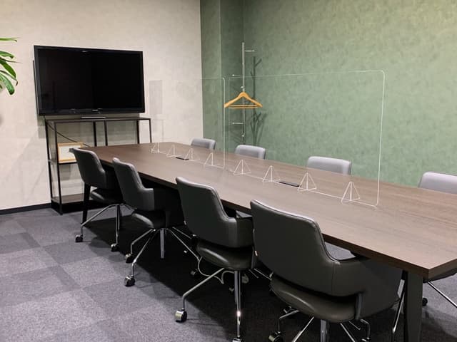 共用部_会議室。予約制の会議室を計3部屋ご用意しています。