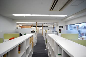 内観_ブース席が並んでいます。複合機などもご用意しています。