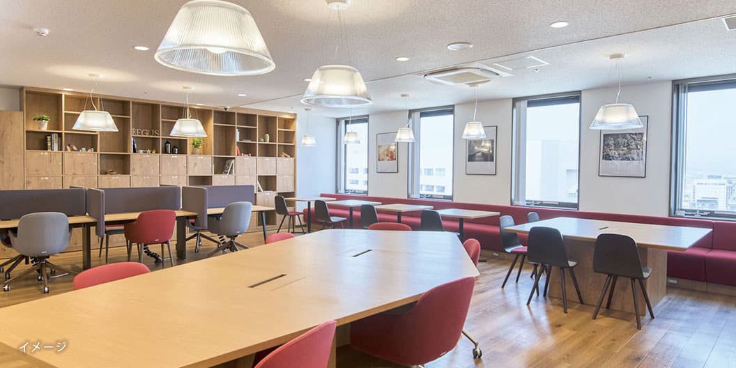 共有部_ビジネスラウンジ。気分を変えて作業することもできます。※画像はイメージです。©Regus