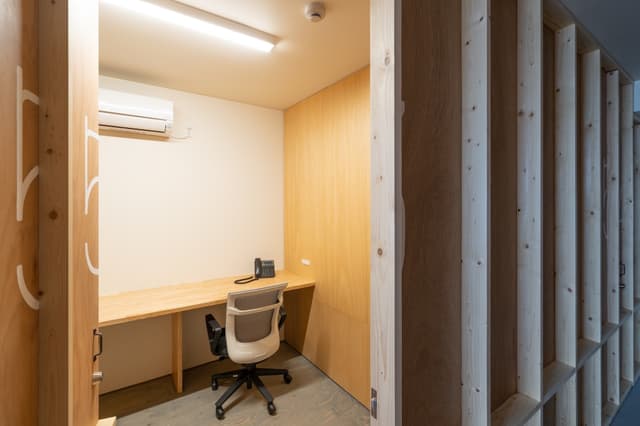 専有部_個室タイプのシェアオフィス。家具つきで施錠可能なお部屋です。