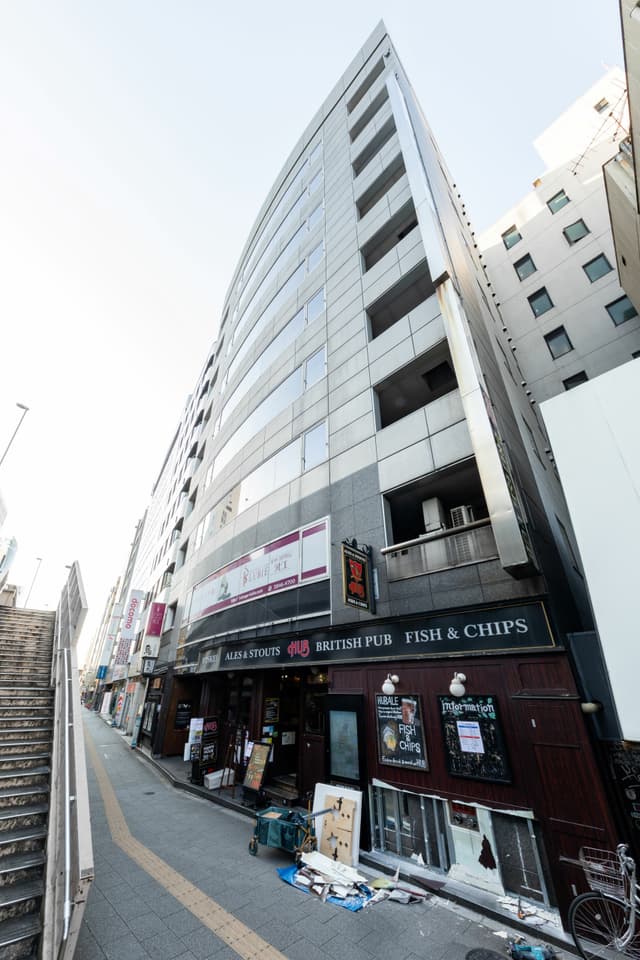 外観_上野駅より徒歩1分の場所にあります。