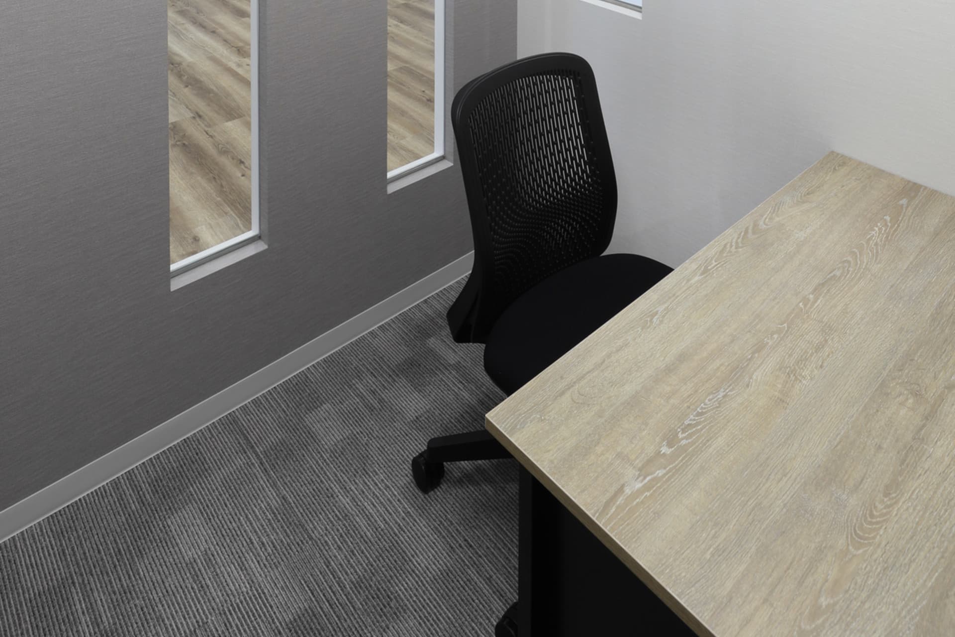 個室_1名用の席ですが窓付きで明るい雰囲気です。