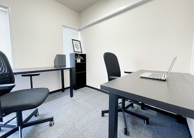 専有部_個室。デスク・椅子・棚の家具付きです。