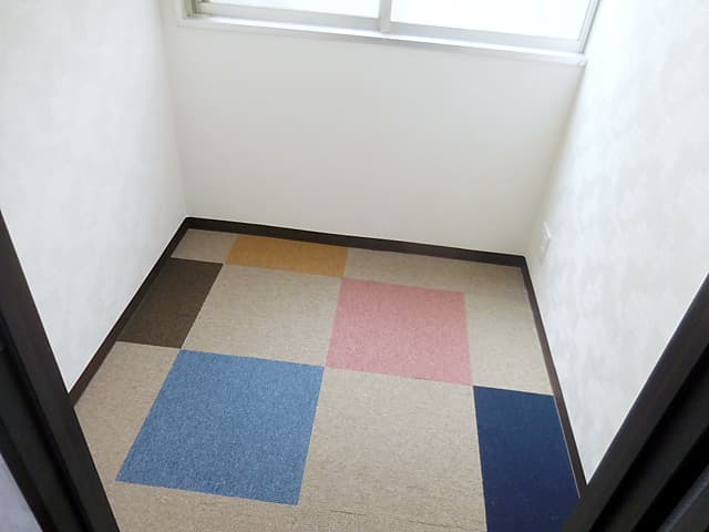 個室_窓がついており、部屋に光を取り込めます。明るい部屋で気分と作業効率が上がります。