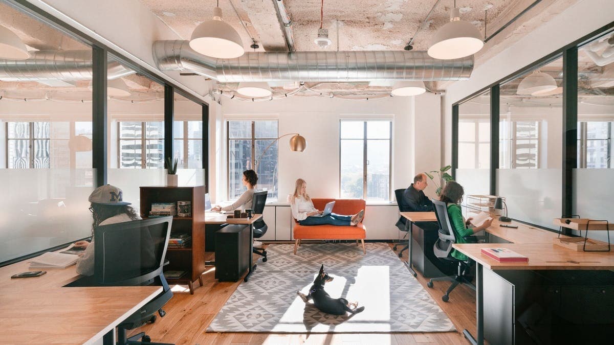 個室_プライベートデスクです。備え付けの家具をご利用いただけるので、入居後すぐに作業を開始することが出来ます。©WeWork