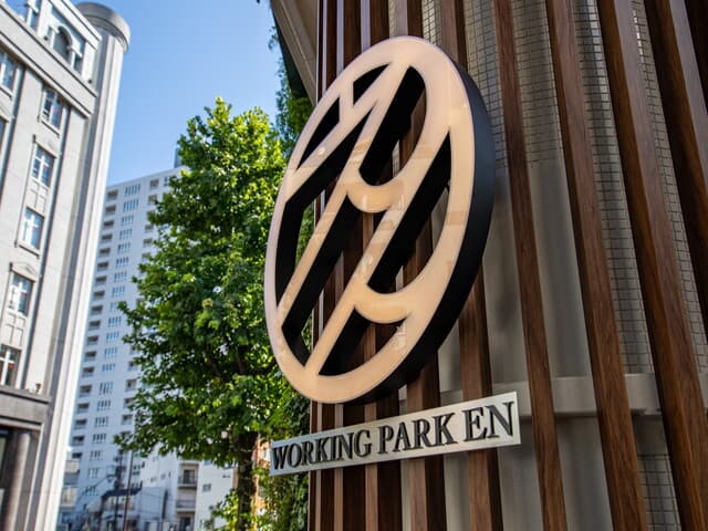 外観_オフィス入り口には目印となるロゴが掲示されており、視認性の高いオフィスです。