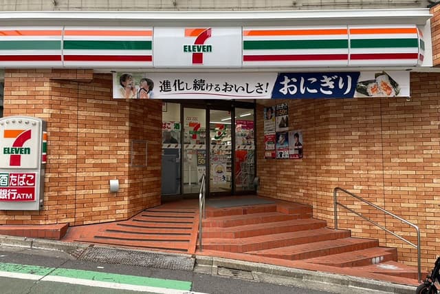 近隣のコンビニエンスストア_セブン-イレブン豊島南大塚1丁目店(ビルの1階にあります)