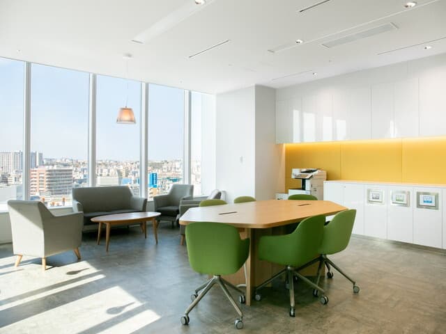 共用部_ビジネスラウンジ。ビル12階から景色が見える、開放的な空間です。