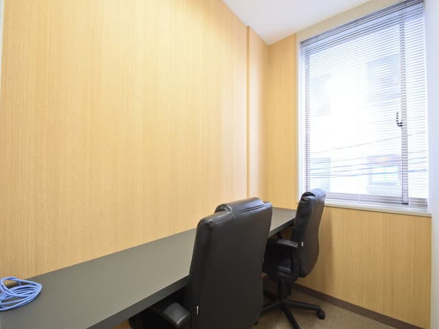 個室_家具などの設備を準備した上で、できるだけシンプルでスマートなお部屋を提供しています。