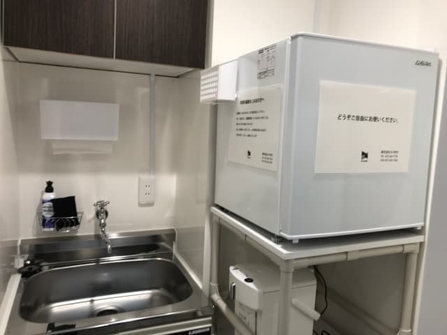 共有部_給湯室。冷蔵庫・電子レンジ・電気ケトル・シンクが利用できます。