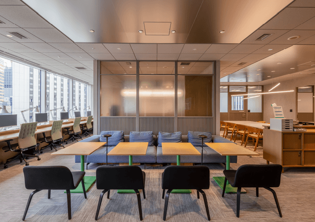 ソファー席_デスクだけでなくソファー席など集中もリラックスも叶える多彩なワークスペースが魅力的です