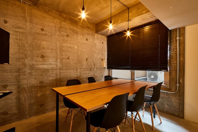 共用部_6名で使えるおしゃれな会議室です。