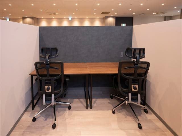 共用部_1~2名ブース。最大2名まで同時に仕様できるスペースです。