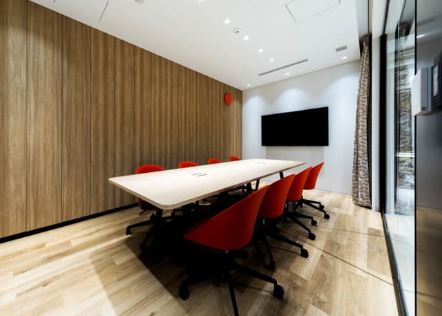 共用部_1Fシェア会議室。全室モニター・ホワイトボード・スピーカー完備でオンライン・オフラインの会議にご利用いただけます。