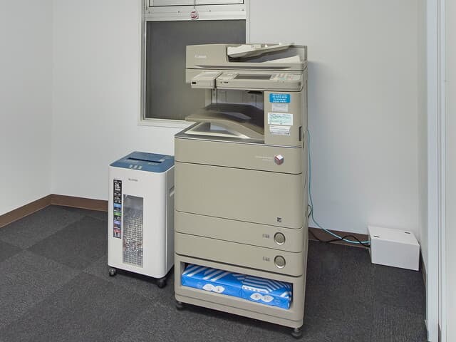 設備_複合機。複合機なども準備しており、ビジネスに必須な環境が整っています。