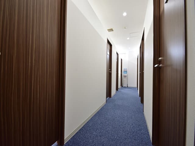 共用部_通路。鍵によるセキュリティで安全が確保されています。