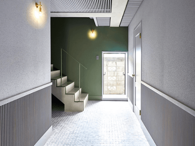 共用部_通路。オフィスを通じて緑と白を基調とした落ち着きのある雰囲気が広がります。