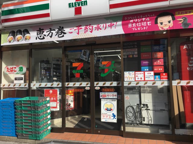 近隣のコンビニ_セブンイレブン外苑前駅前店(徒歩2分)