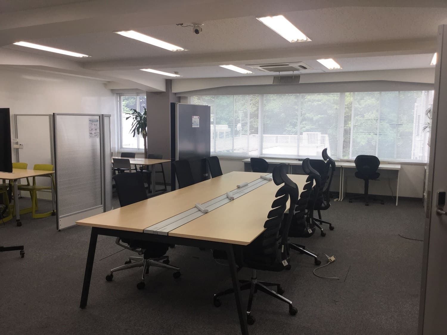 共用部_フリースペース。開放的なスペースで、作業をしたい方、休憩をしたい方など様々な人が利用できます。