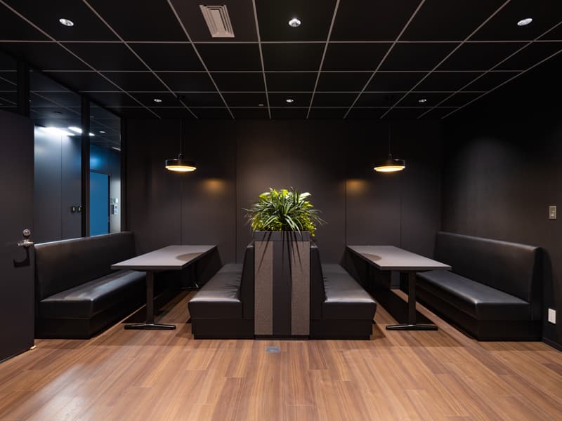 共用部_カフェラウンジ。24時間365日ご利用可能なラウンジスペースです。急な来客にもおすすめなBOX席も複数用意しています。