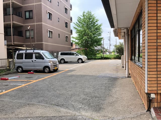 外観_物件の隣に有料の駐車場がございます。
