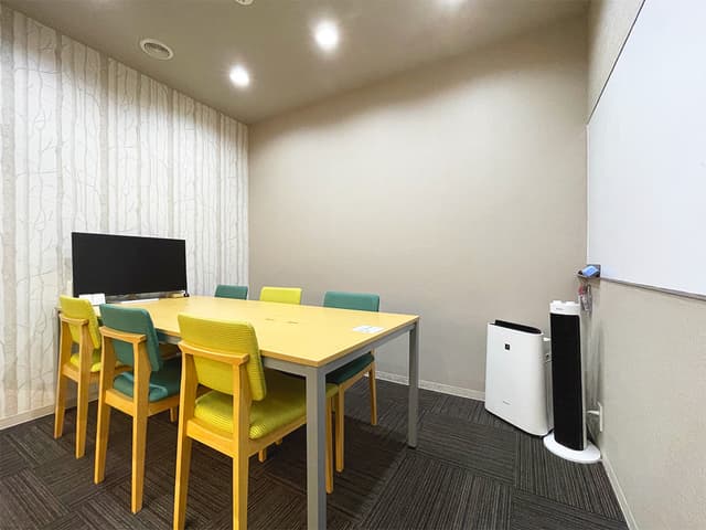 会議室_4名個室と6名個室の2種類をご用意。毎月5時間まで無料でご利用いただけます(要予約)