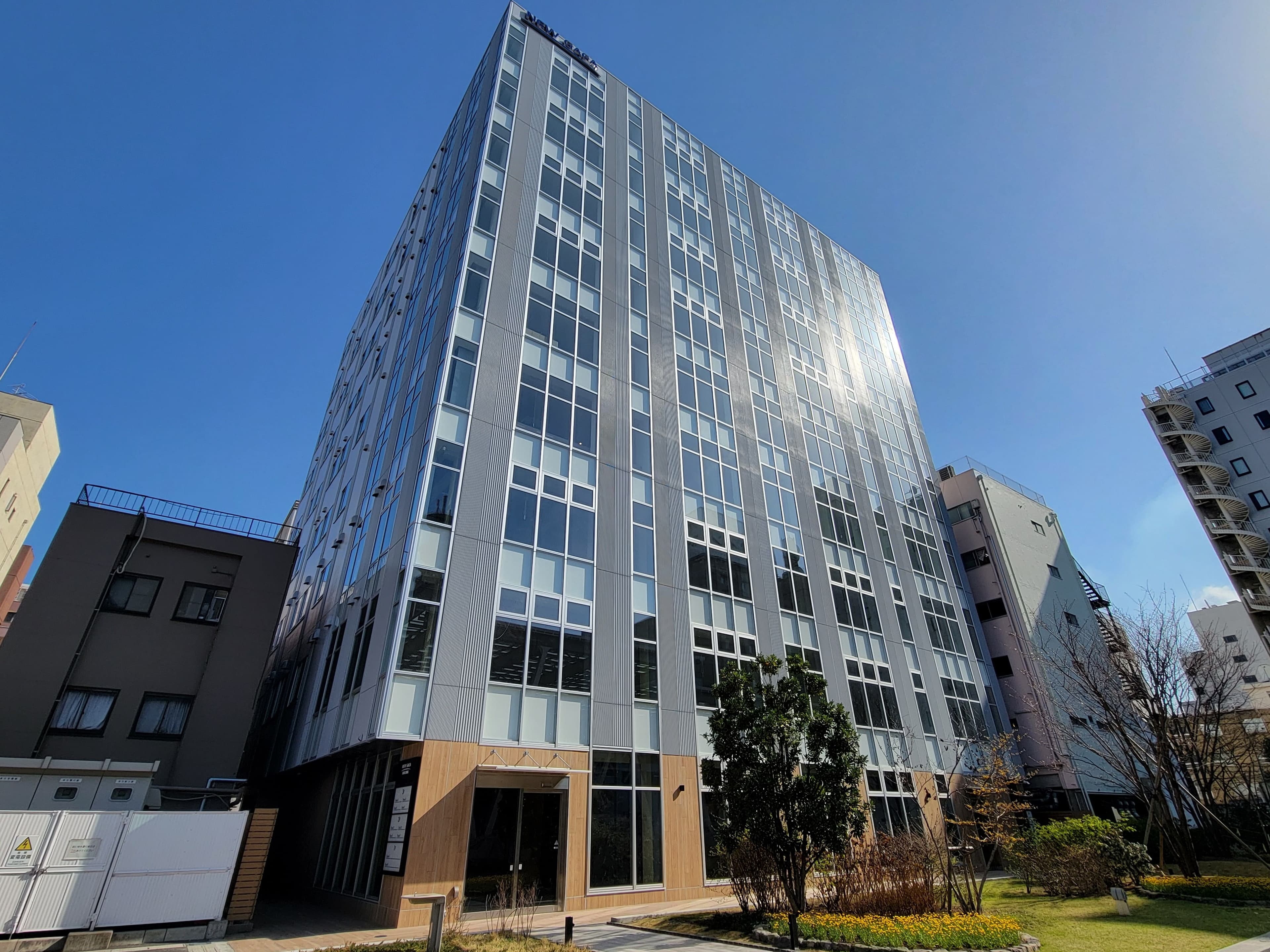 祝祭の広場からの建物外観