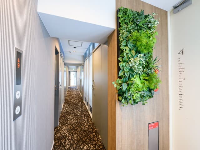 共用部_廊下。2階と4~9階がオフィスとなっています。