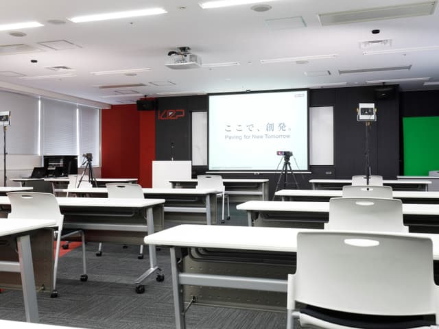 設備_イノベーションルーム。KRP地区内には大小さまざまな会議室がございます。オンラインイベントの事前収録やライブ配信にもご利用可能な配信スタジオ機能付き会議室もございます。オフィス会員・ラウンジ会員(登記可)は、会議室を室料20%引でご利用可能です。