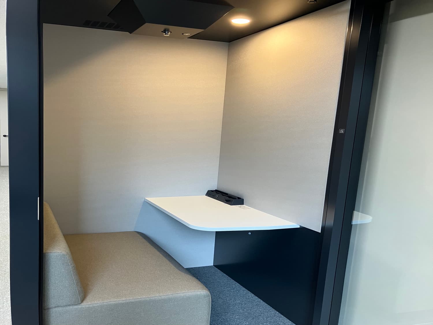 専有部_フォンブース。完全個室型のフォンブースも併設しています。