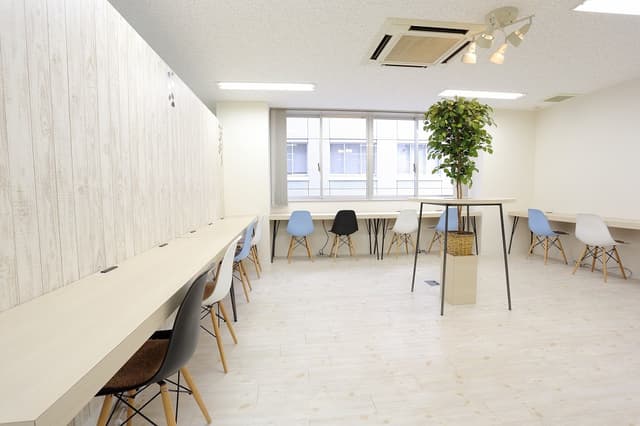 オープンスペース_明るく清潔感のある空間です