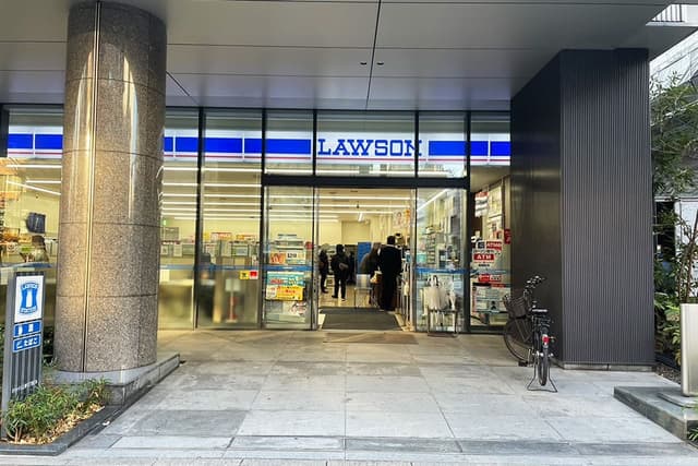 近隣のコンビニ_ローソン上野中央通店(徒歩1分)_ビルの向かいにあります。