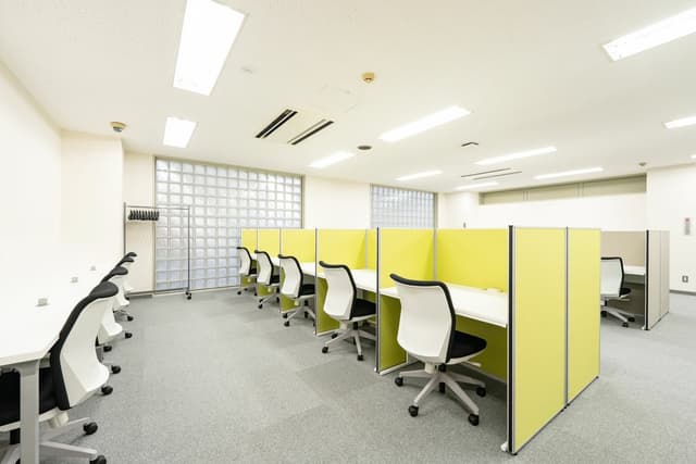 共有部_フリーデスク。自由な席で作業可能です。