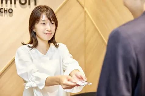 その他_コンシェルジュによる来客対応や不在時の郵便受け取り、転送等のサービスがあります。(有料)※画像はイメージです。©bizcomfort
