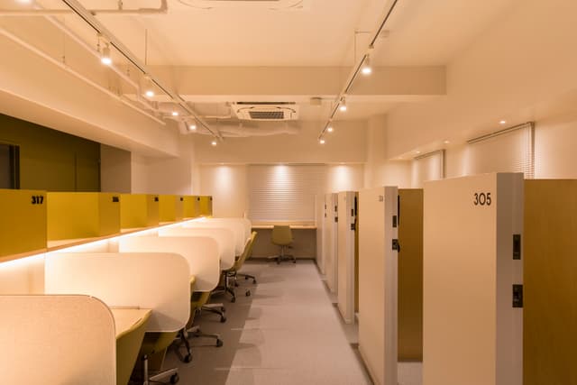 専用デスク_あなた専用のデスクで集中して作業ができます。家具付きのため費用を抑えることができます。