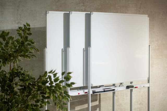 その他_ホワイトボードやテレビ、スクリーンやコピー機などを利用することができます。お気軽にお尋ねください。