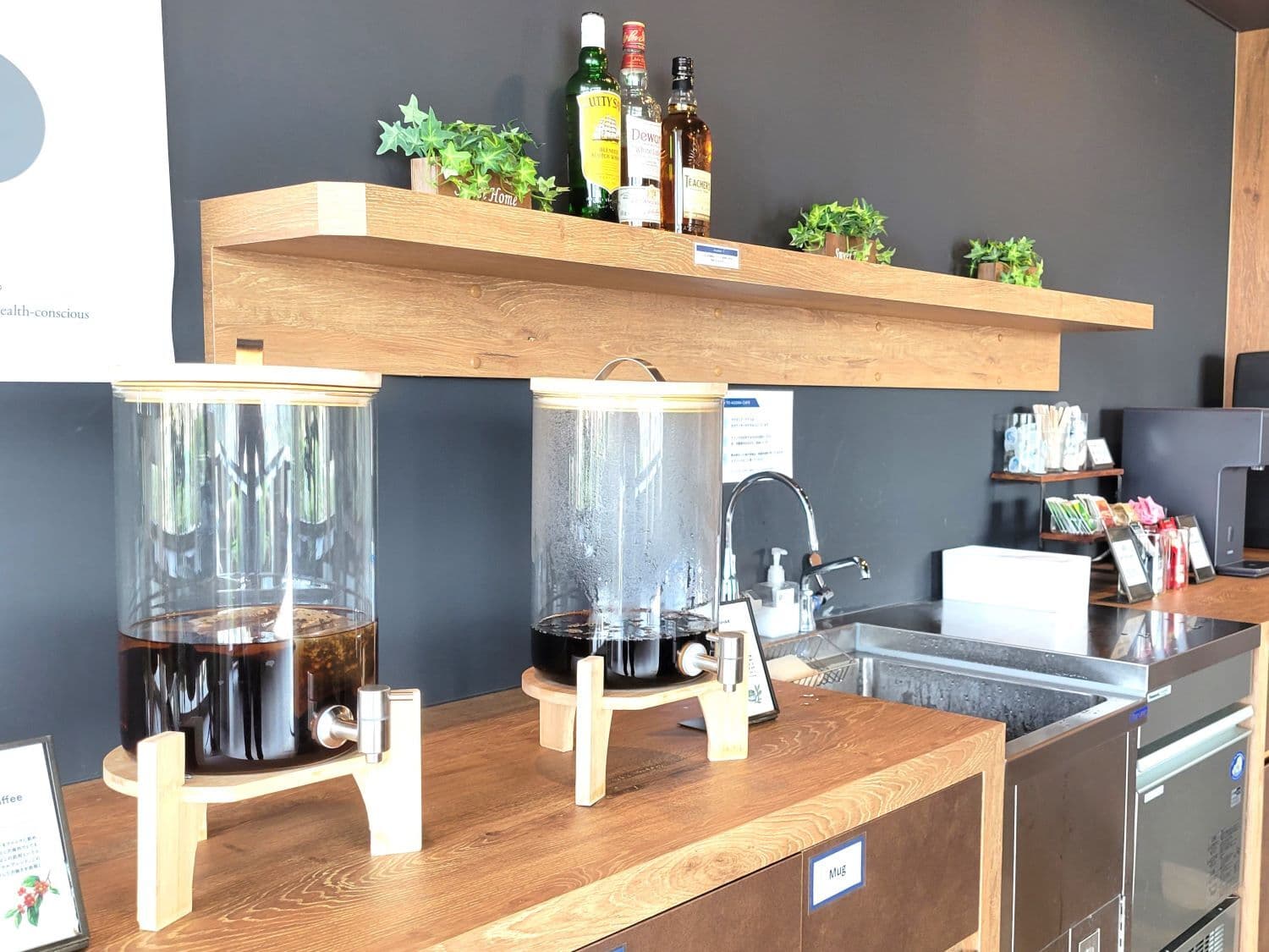 共用部_カフェエリア。フリードリンクを楽しむことができます。