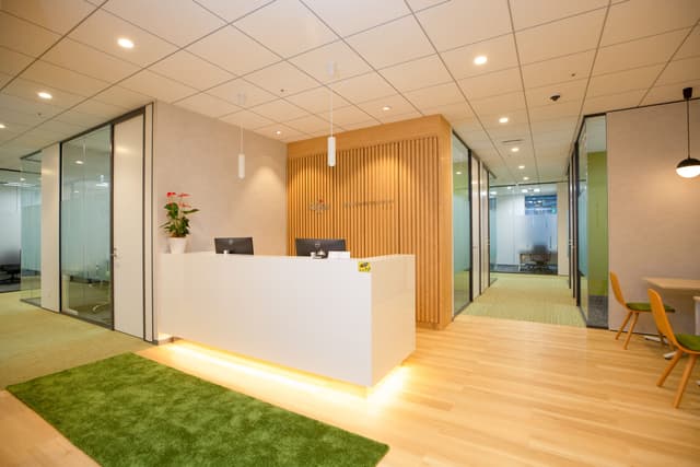 受付。営業時間内、受付スタッフが利用者をサポートします。	©Regus