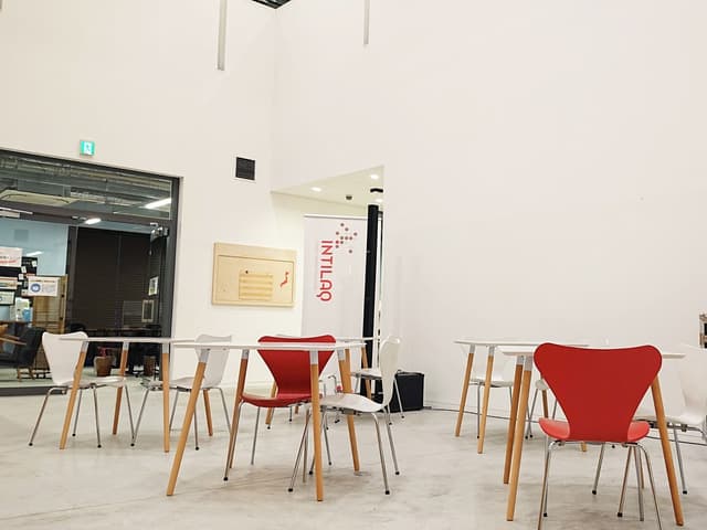 共用部_ラウンジ。1階・2階それぞれにあり、打ち合わせなどに無料でお使いいただけます。