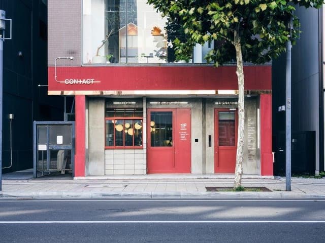 外観_赤を基調とした分かりやすい外観です。